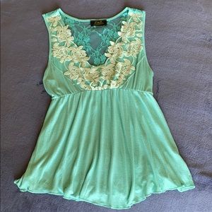 Sleeveless knitted blouse with lace half back